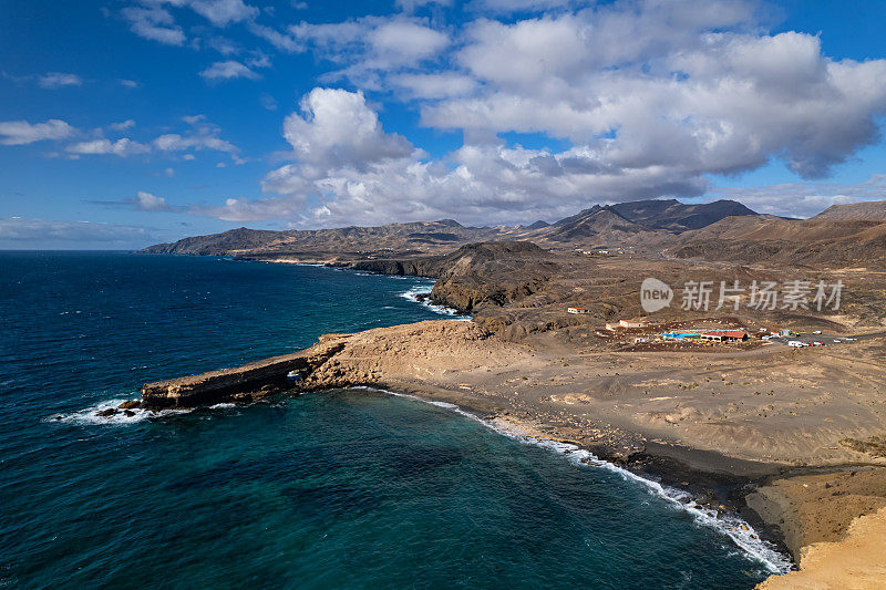 瓜达卢佩角的鸟瞰图和沙漠海岸线附近的La Pared (Pajara)，富埃特文图拉，加那利群岛